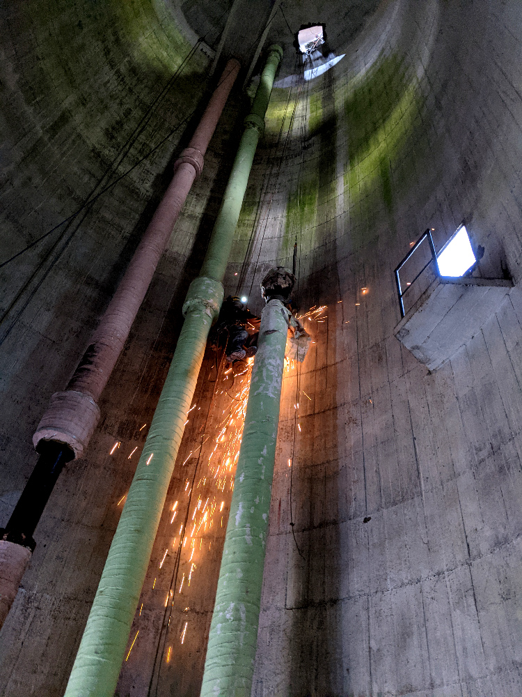 avr-cordistes | pose de conduites inox dans des châteaux d'eau | travaux d'accès difficile